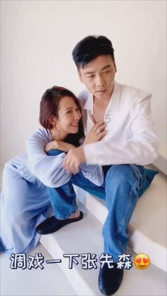 闪亮派对上的女孩
